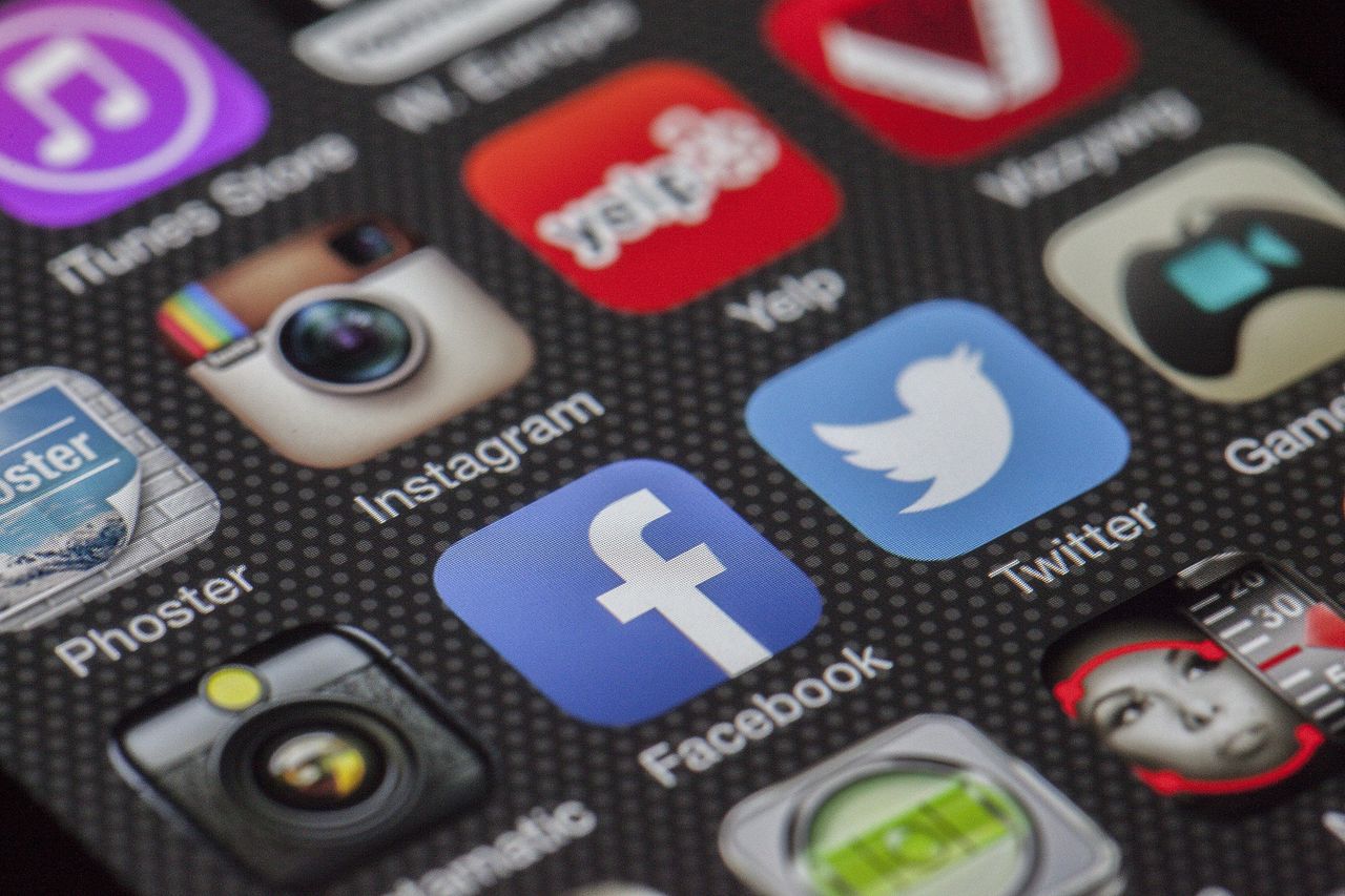 Services-02 Close-up image of various social media app icons on a smartphone screen.